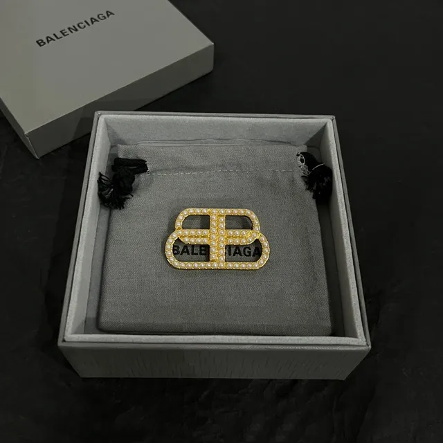 Balenciaga B-Buckle Broche adornado com pérolas tom dourado 6