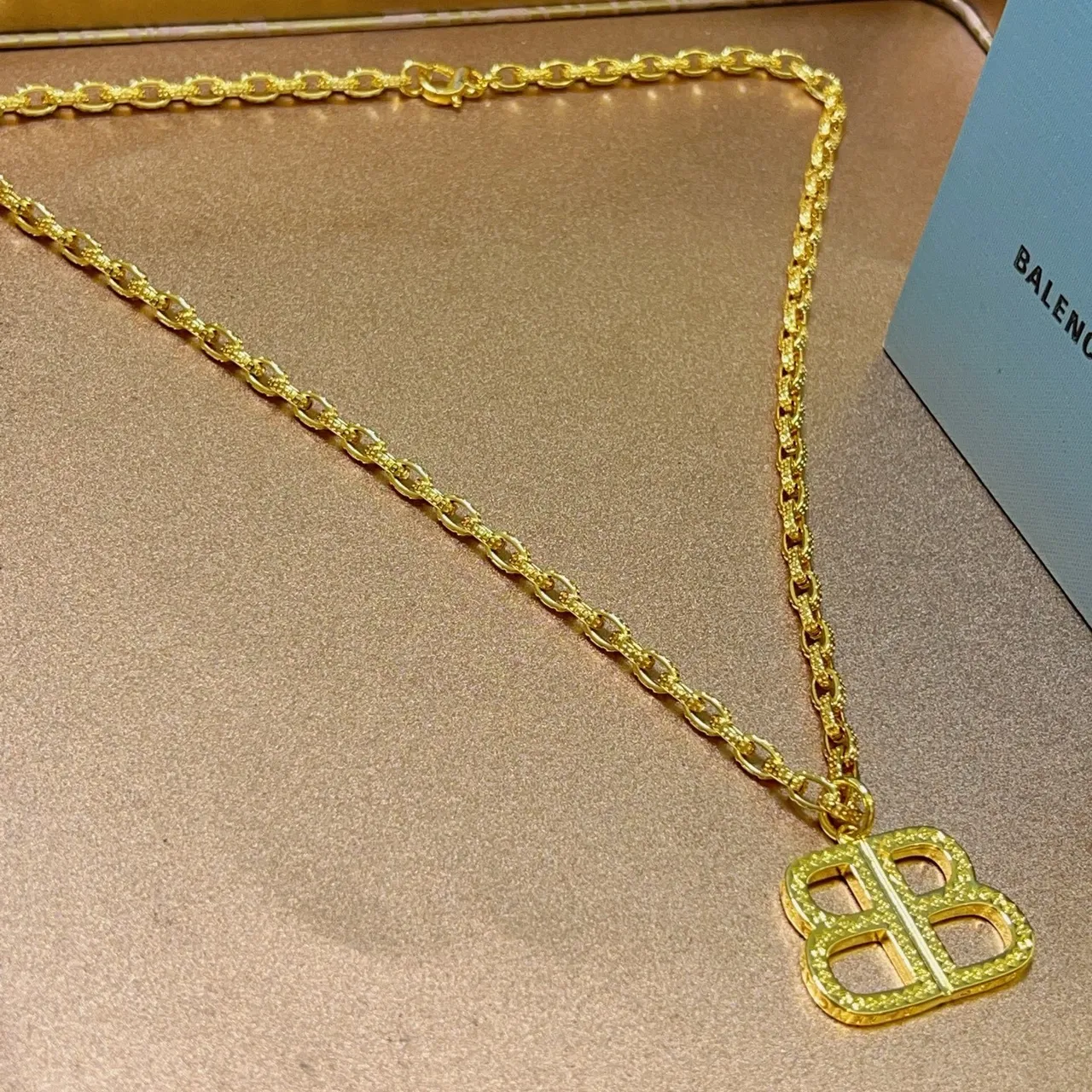 Balenciaga BB Logo Colar de corrente texturizada de ouro 5
