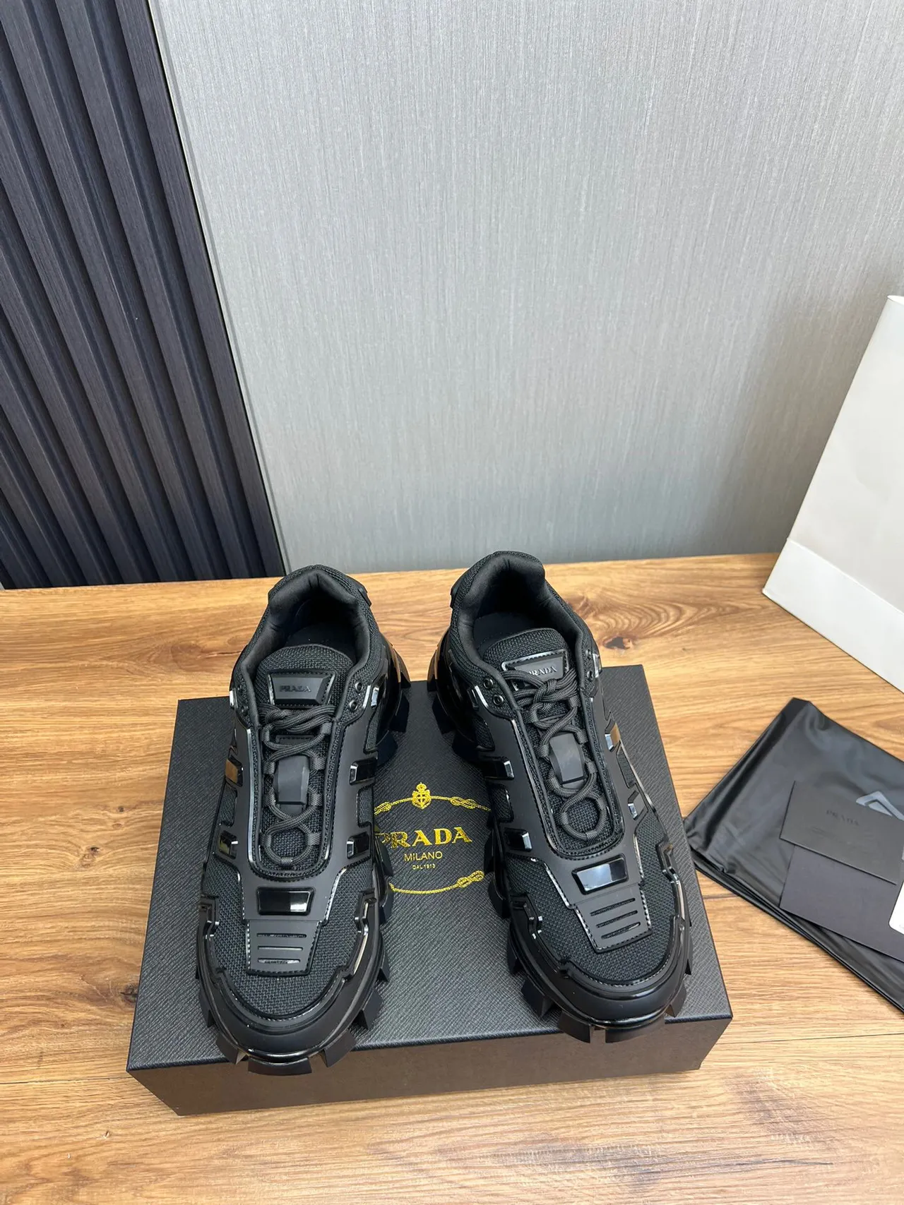 Balenciaga Chaussures Noires Monochromatiques à Semelle Lug Chunky 2
