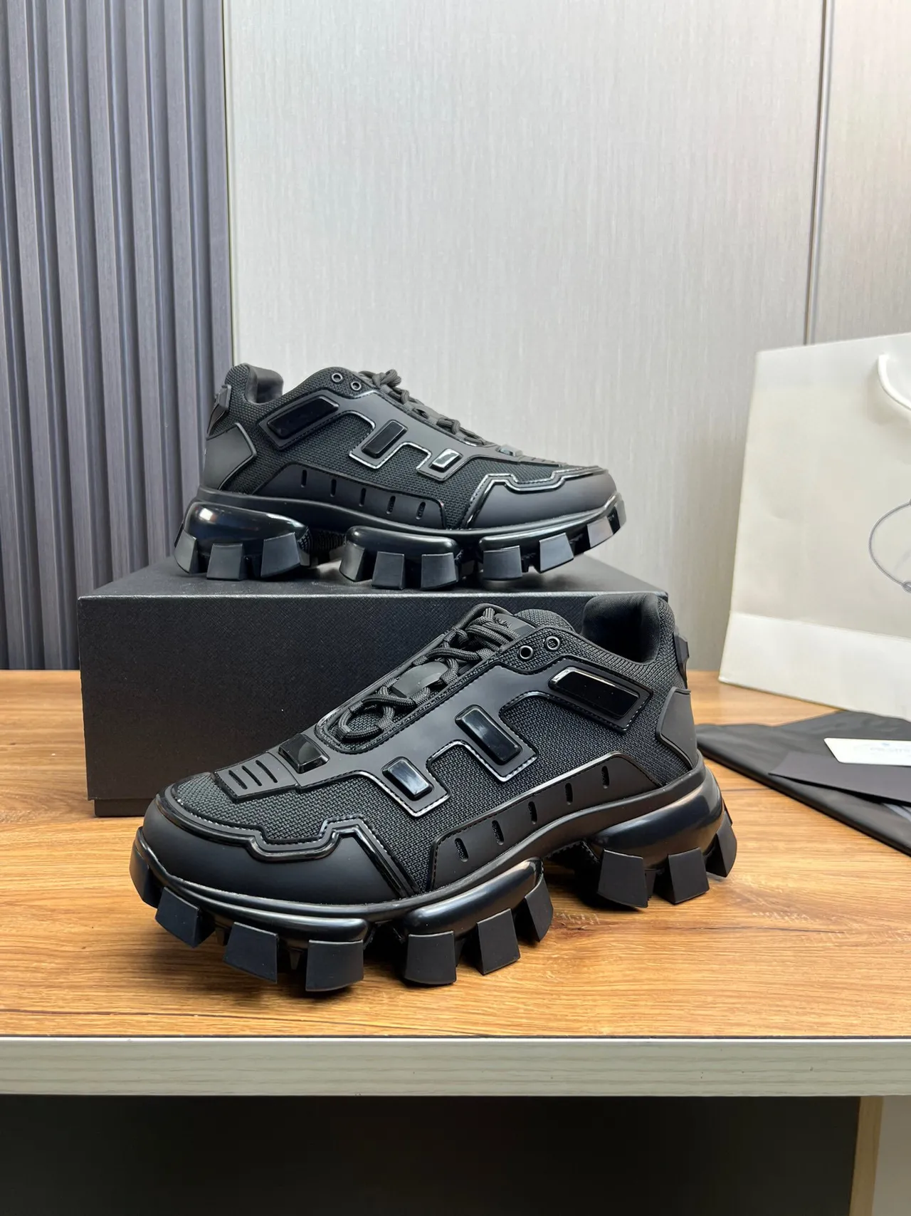 Balenciaga Chaussures Noires Monochromatiques à Semelle Lug Chunky 3