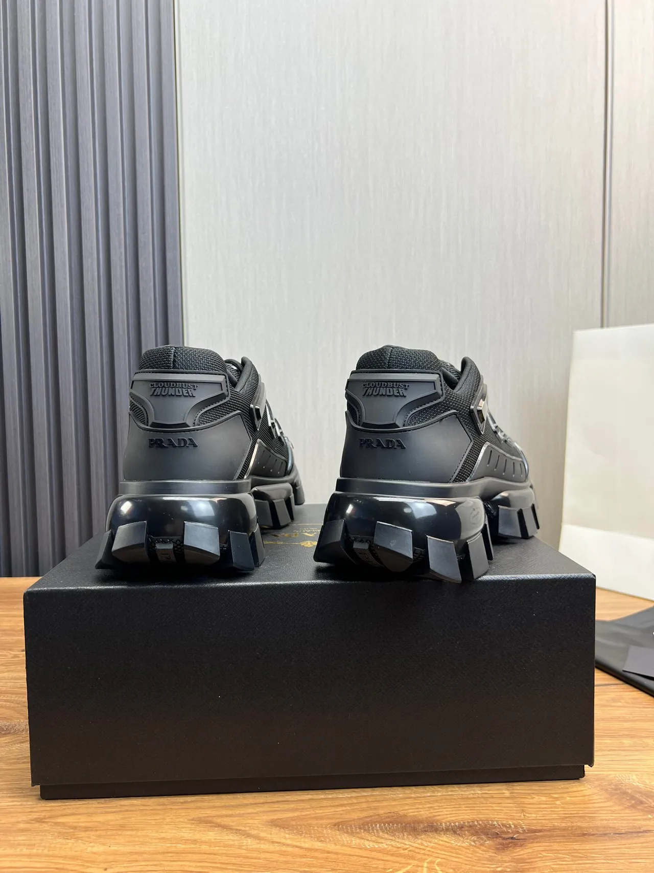 Balenciaga Chaussures Noires Monochromatiques à Semelle Lug Chunky 4