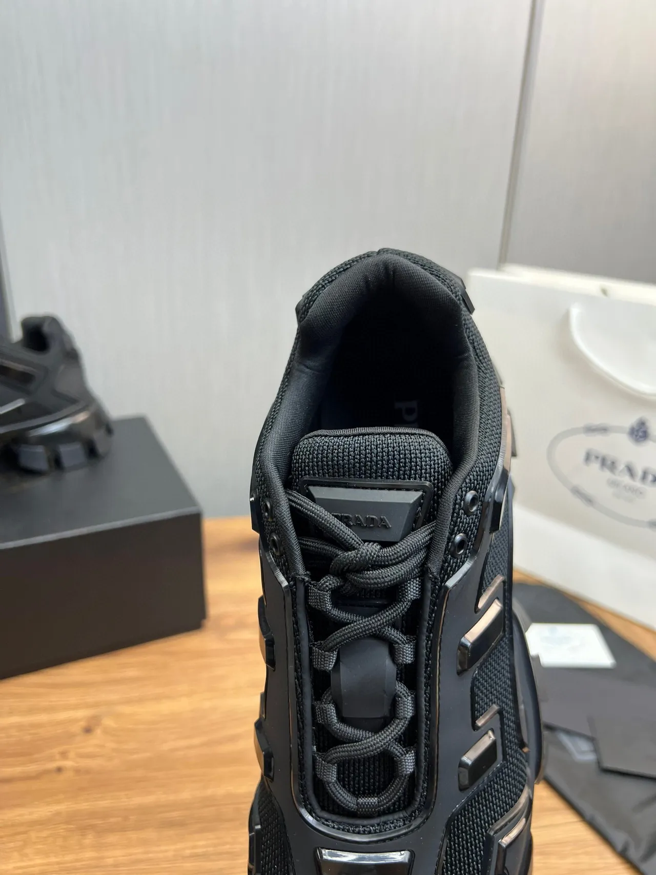 Balenciaga Chaussures Noires Monochromatiques à Semelle Lug Chunky 8