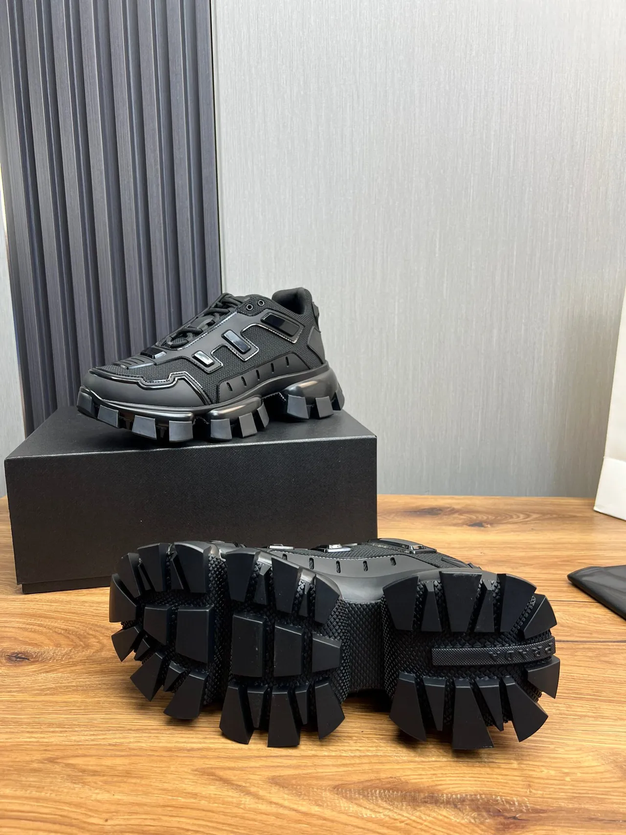 Balenciaga Chaussures Noires Monochromatiques à Semelle Lug Chunky 9