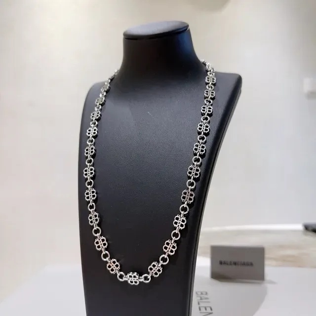 বালেনসিয়াগা Clover Link সিলভার টোন স্টেটমেন্ট হার 9