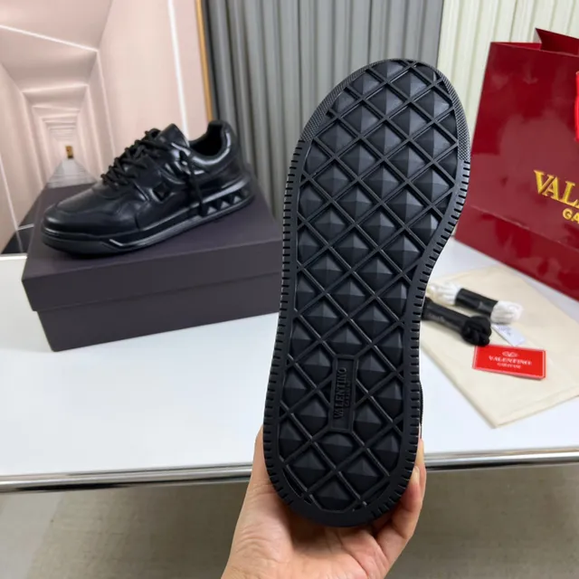Balenciaga Defender All-Black Cuir Lifestyle Sneakers 2