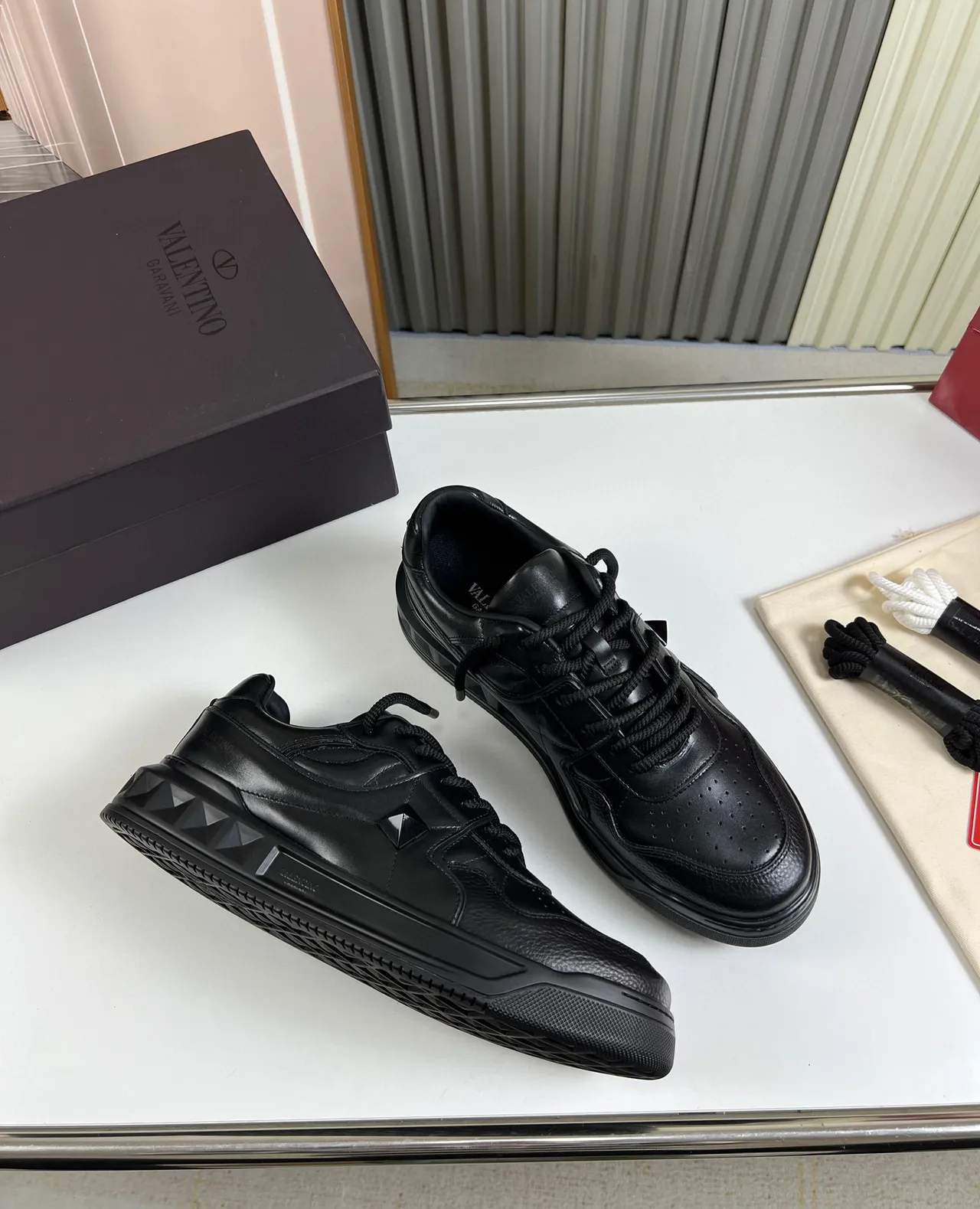 Balenciaga Defender All-Black Cuir Lifestyle Sneakers 5