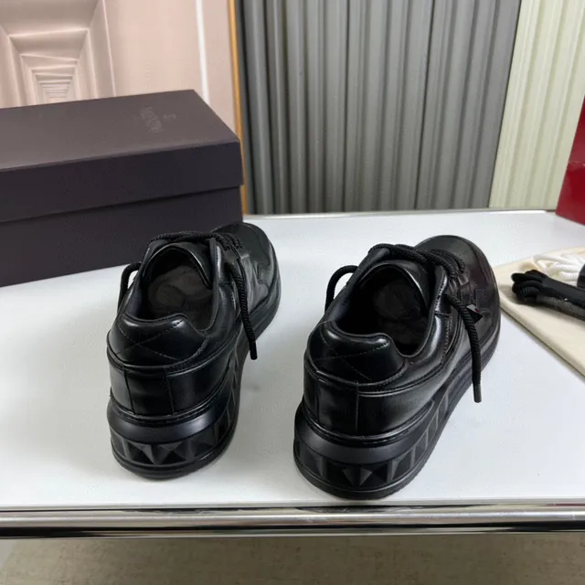 Balenciaga Defender All-Black Cuir Lifestyle Sneakers 6