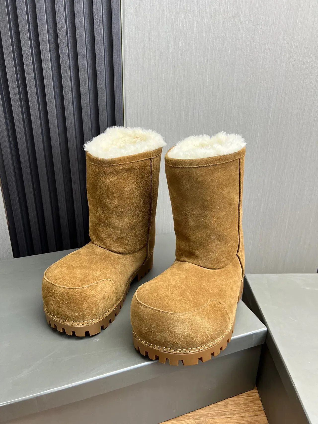 Balenciaga Defender Botas de Neve de Camurça Tan Forradas de Shearling 2