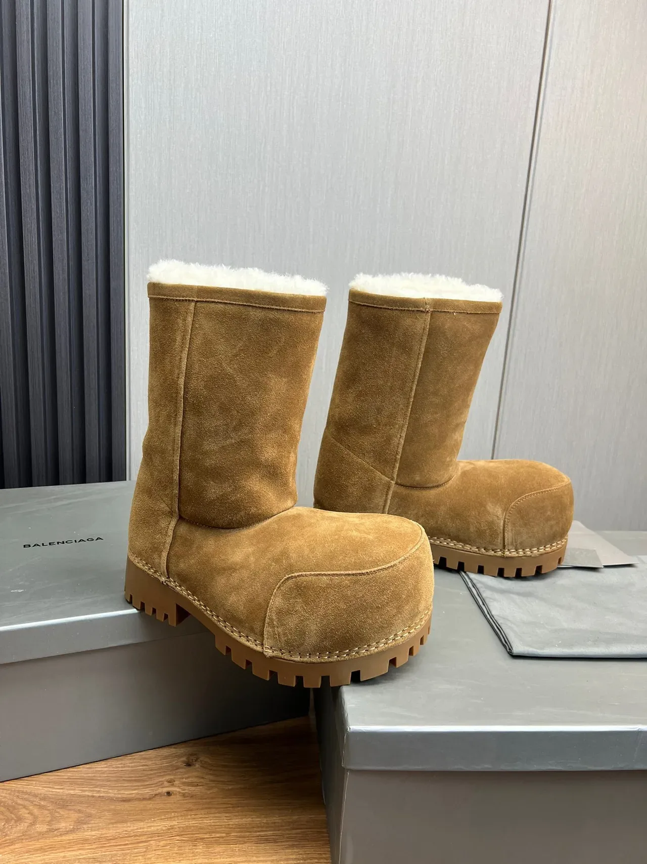 Balenciaga Defender Botas de Neve de Camurça Tan Forradas de Shearling 3