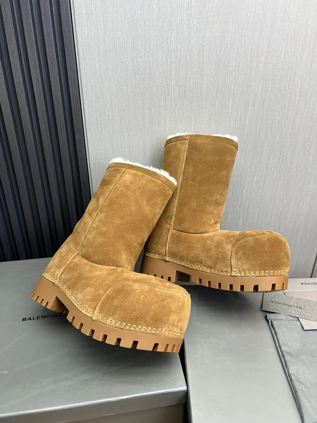 Balenciaga Defender Botas de Neve de Camurça Tan Forradas de Shearling 4
