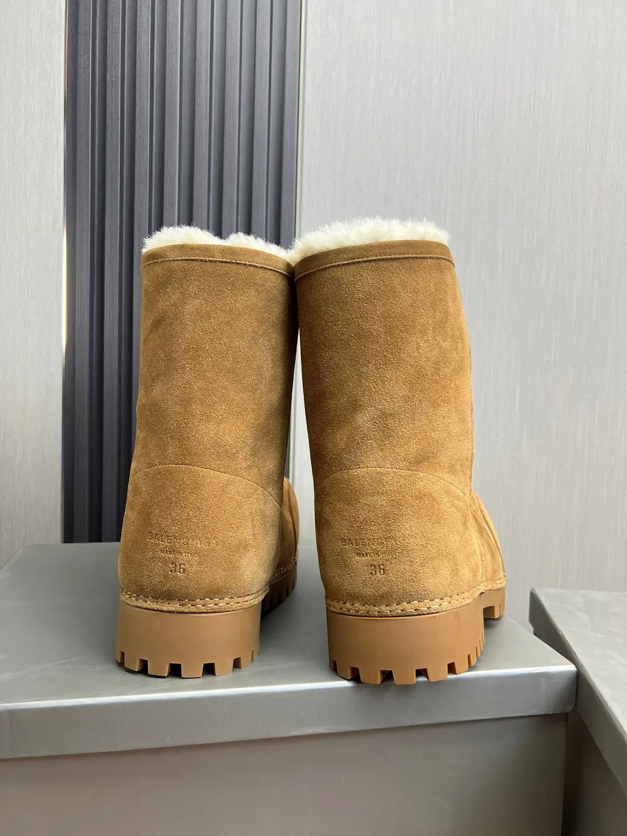 Balenciaga Defender Botas de Neve de Camurça Tan Forradas de Shearling 5