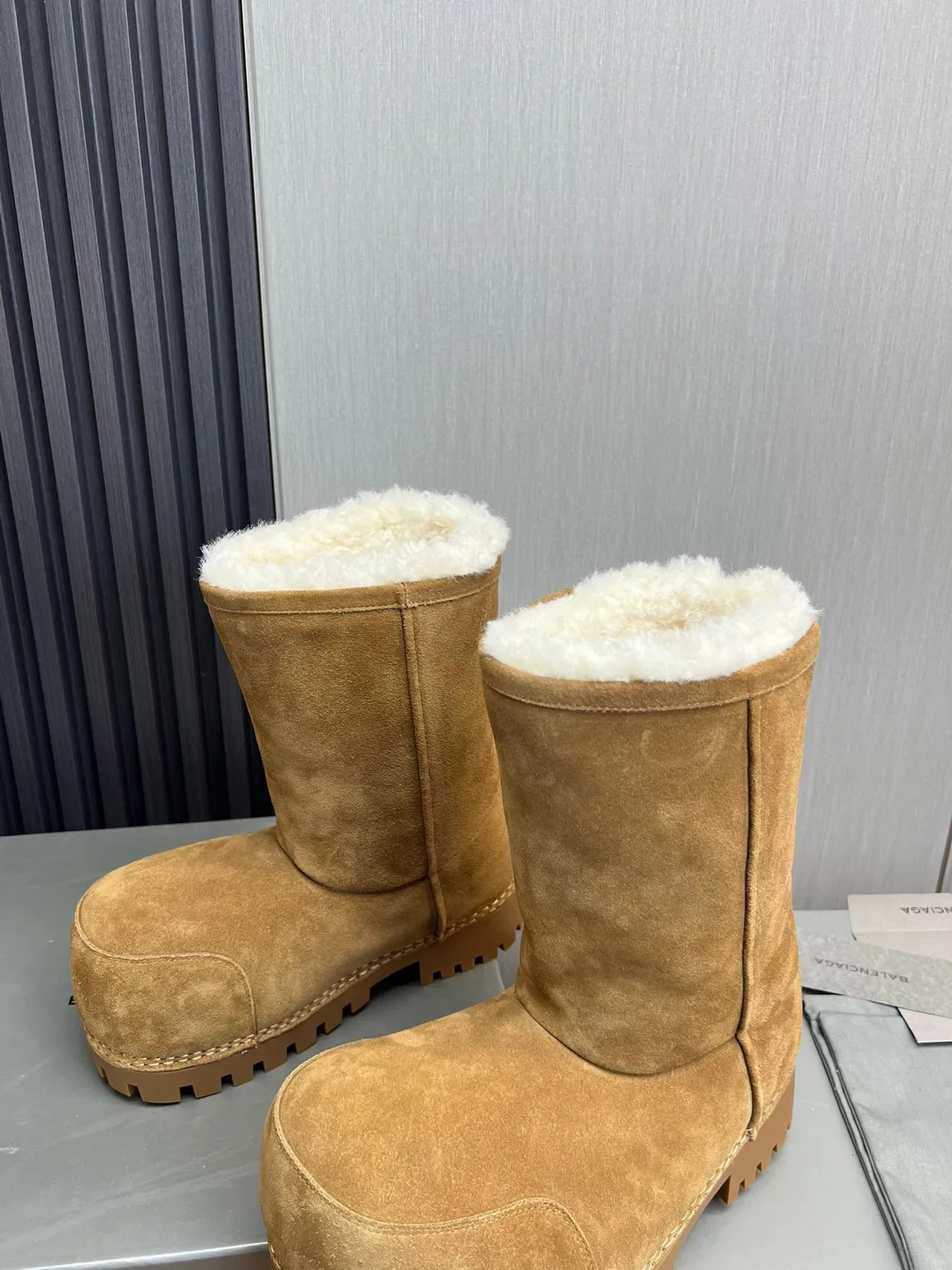 Balenciaga Defender Botas de Neve de Camurça Tan Forradas de Shearling 6