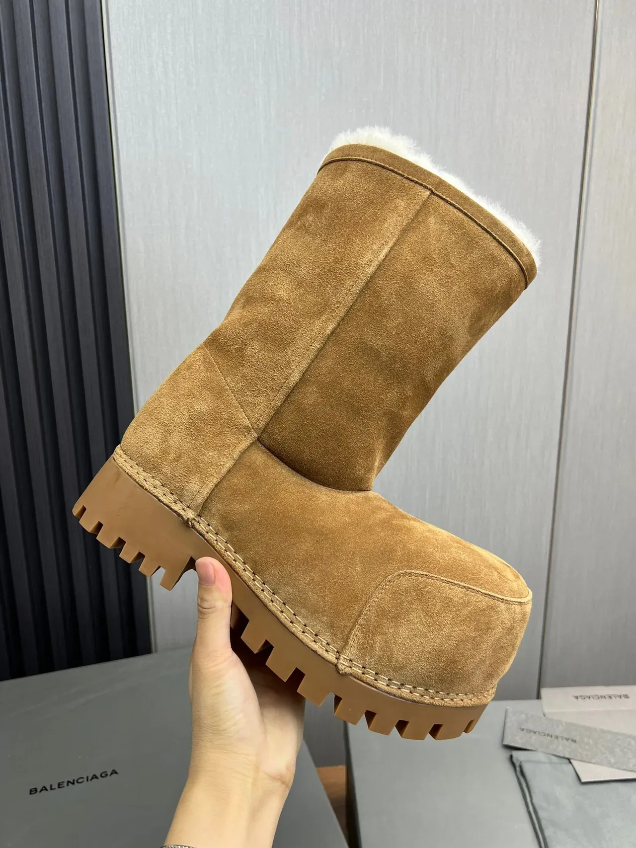 Balenciaga Defender Botas de Neve de Camurça Tan Forradas de Shearling 7