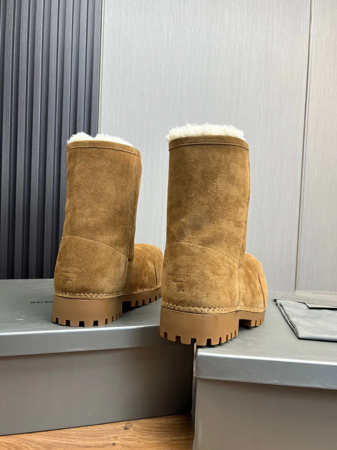 Balenciaga Defender Botas de Neve de Camurça Tan Forradas de Shearling 8