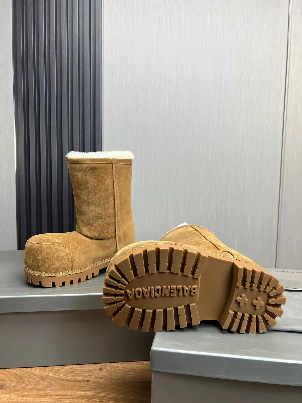 Balenciaga Defender Botas de Neve de Camurça Tan Forradas de Shearling 9