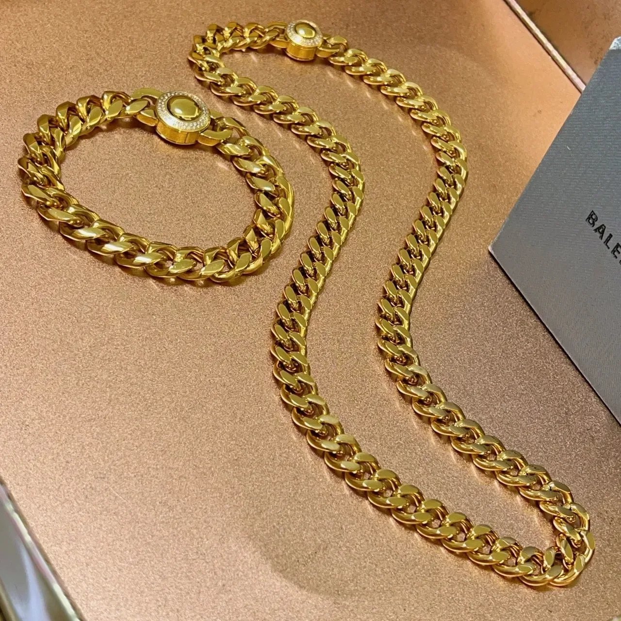 Balenciaga Collar Cadena Curb-Link de Oro Broche de Piedras Pavé 4