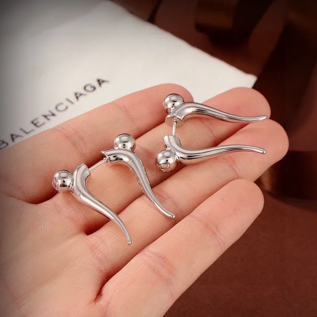 Balenciaga मानव आकृति सोना चांदी अमूर्त मानवीय सिल्हूट गोली सिर का विवरण कान की मढ़ी 3