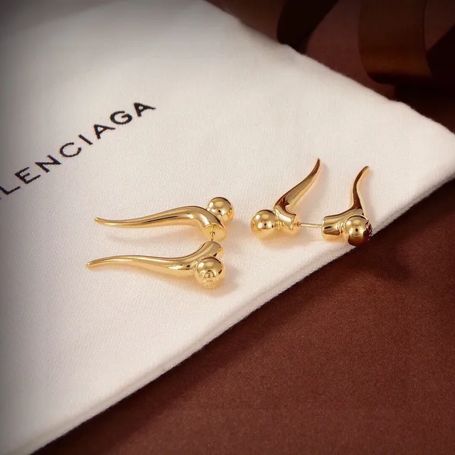 Balenciaga मानव आकृति सोना चांदी अमूर्त मानवीय सिल्हूट गोली सिर का विवरण कान की मढ़ी 4