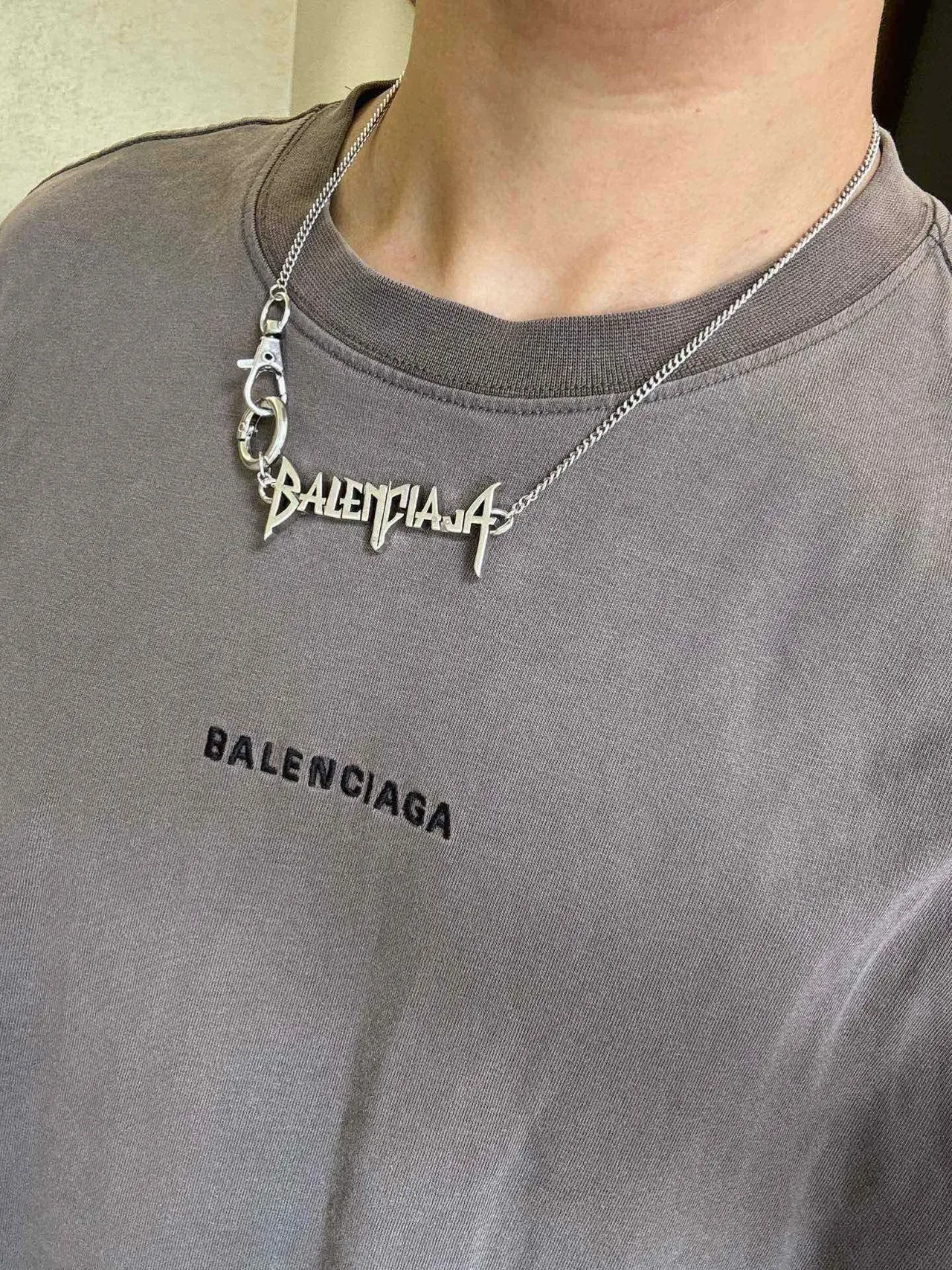 Balenciaga Logo सिल्वर ब्लैक पेंडेंट चेन नेकलेस 3