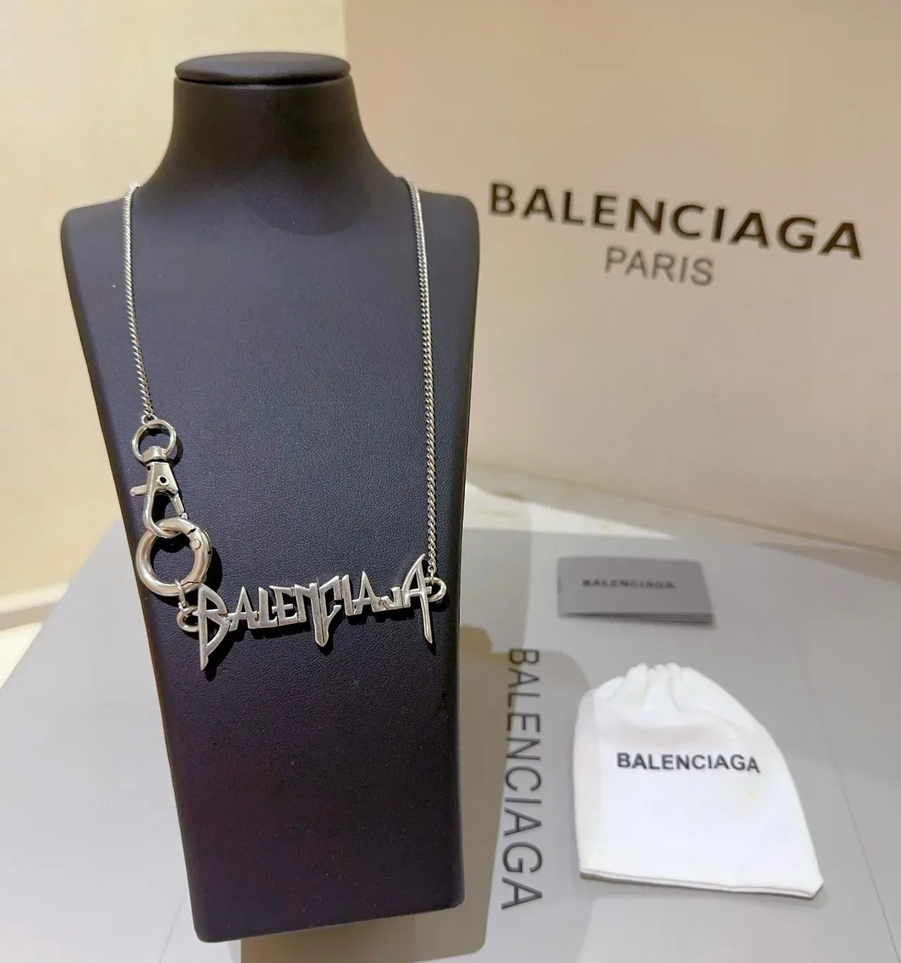 Balenciaga Logo सिल्वर ब्लैक पेंडेंट चेन नेकलेस 4
