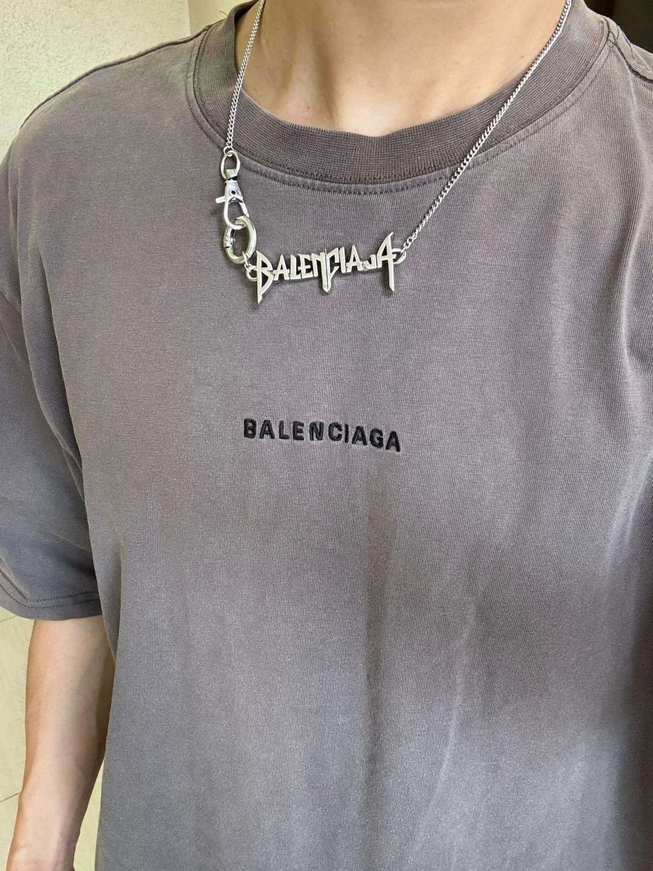 Balenciaga Logo सिल्वर ब्लैक पेंडेंट चेन नेकलेस 5