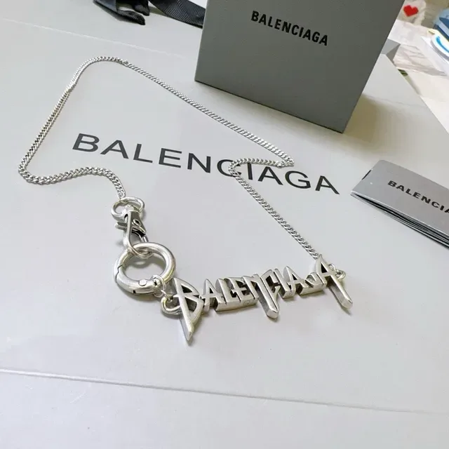 Balenciaga Logo सिल्वर ब्लैक पेंडेंट चेन नेकलेस 6