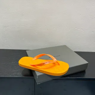 Balenciaga tongs orange monogrammées