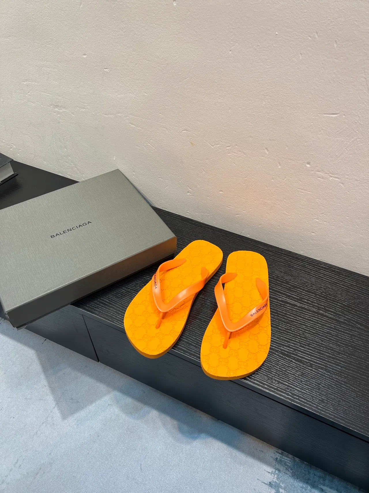 Balenciaga অরেঞ্জ মোনোগ্রামযুক্ত ফ্লিপ-ফ্লপ স্লিপার 2