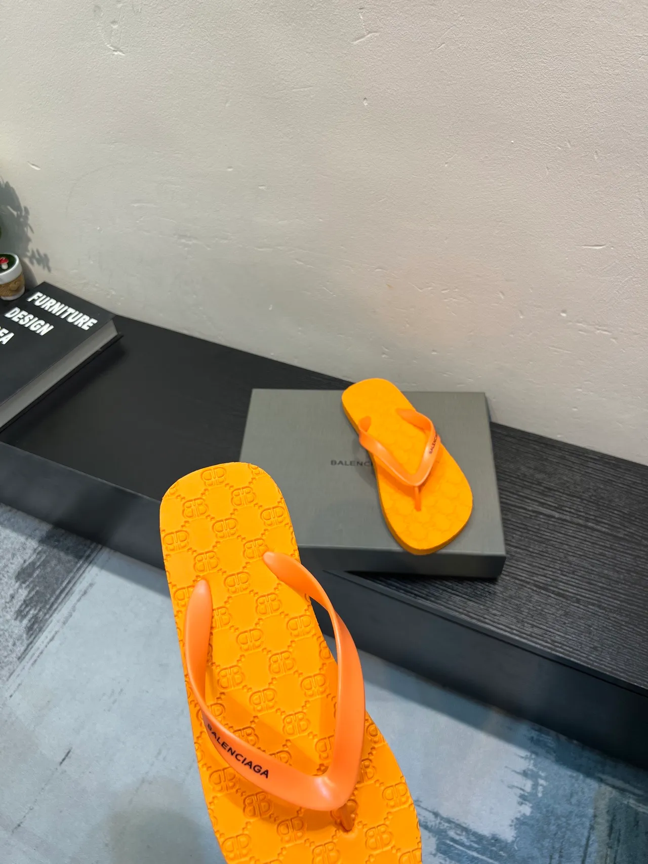 Balenciaga অরেঞ্জ মোনোগ্রামযুক্ত ফ্লিপ-ফ্লপ স্লিপার 7