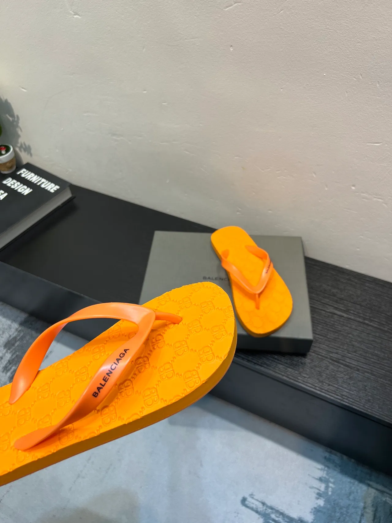 Balenciaga অরেঞ্জ মোনোগ্রামযুক্ত ফ্লিপ-ফ্লপ স্লিপার 8