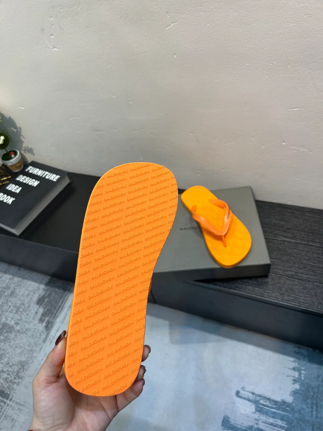 Balenciaga অরেঞ্জ মোনোগ্রামযুক্ত ফ্লিপ-ফ্লপ স্লিপার 9
