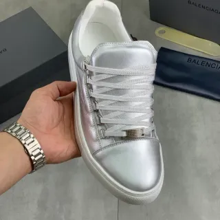 Balenciaga सिल्वर व्हाइट मेटेलिक लेदर चौड़ी समतल लेस जीवनशैली स्नीकर्स