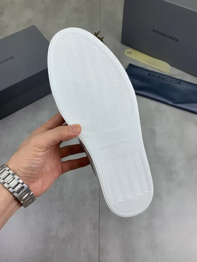 Balenciaga فضي أبيض معدني جلد أحزمة عريضة مسطحة أحذية رياضية أسلوب حياة 2