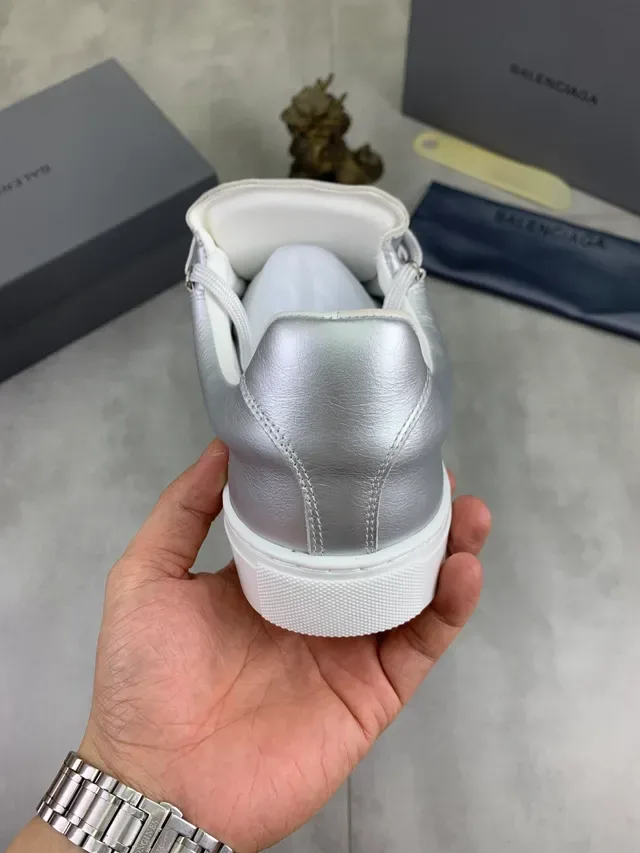 Balenciaga فضي أبيض معدني جلد أحزمة عريضة مسطحة أحذية رياضية أسلوب حياة 3