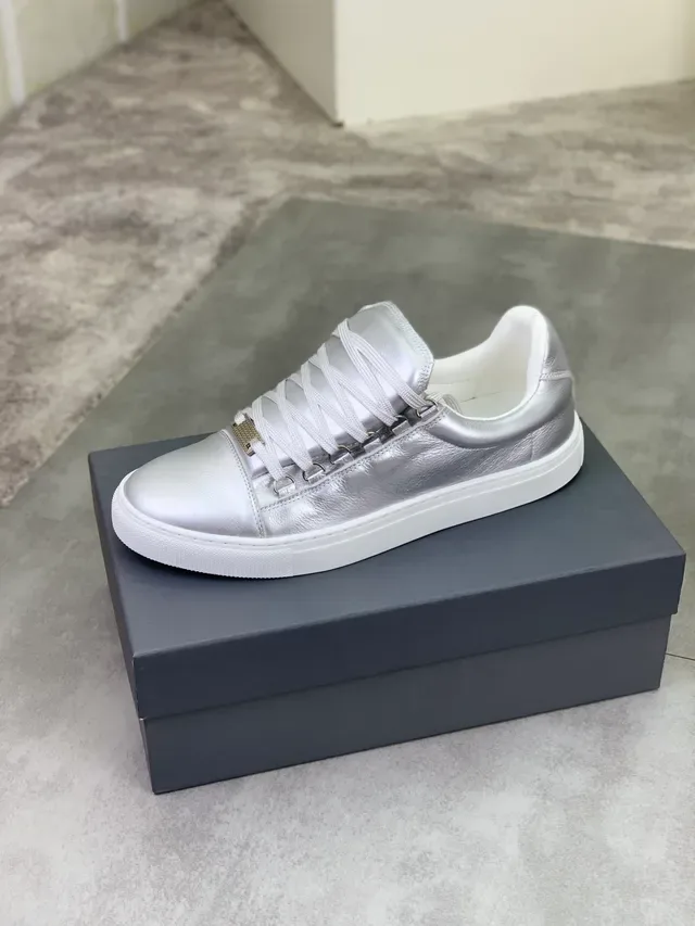 Balenciaga فضي أبيض معدني جلد أحزمة عريضة مسطحة أحذية رياضية أسلوب حياة 4