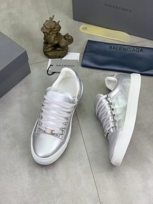 Balenciaga فضي أبيض معدني جلد أحزمة عريضة مسطحة أحذية رياضية أسلوب حياة 5