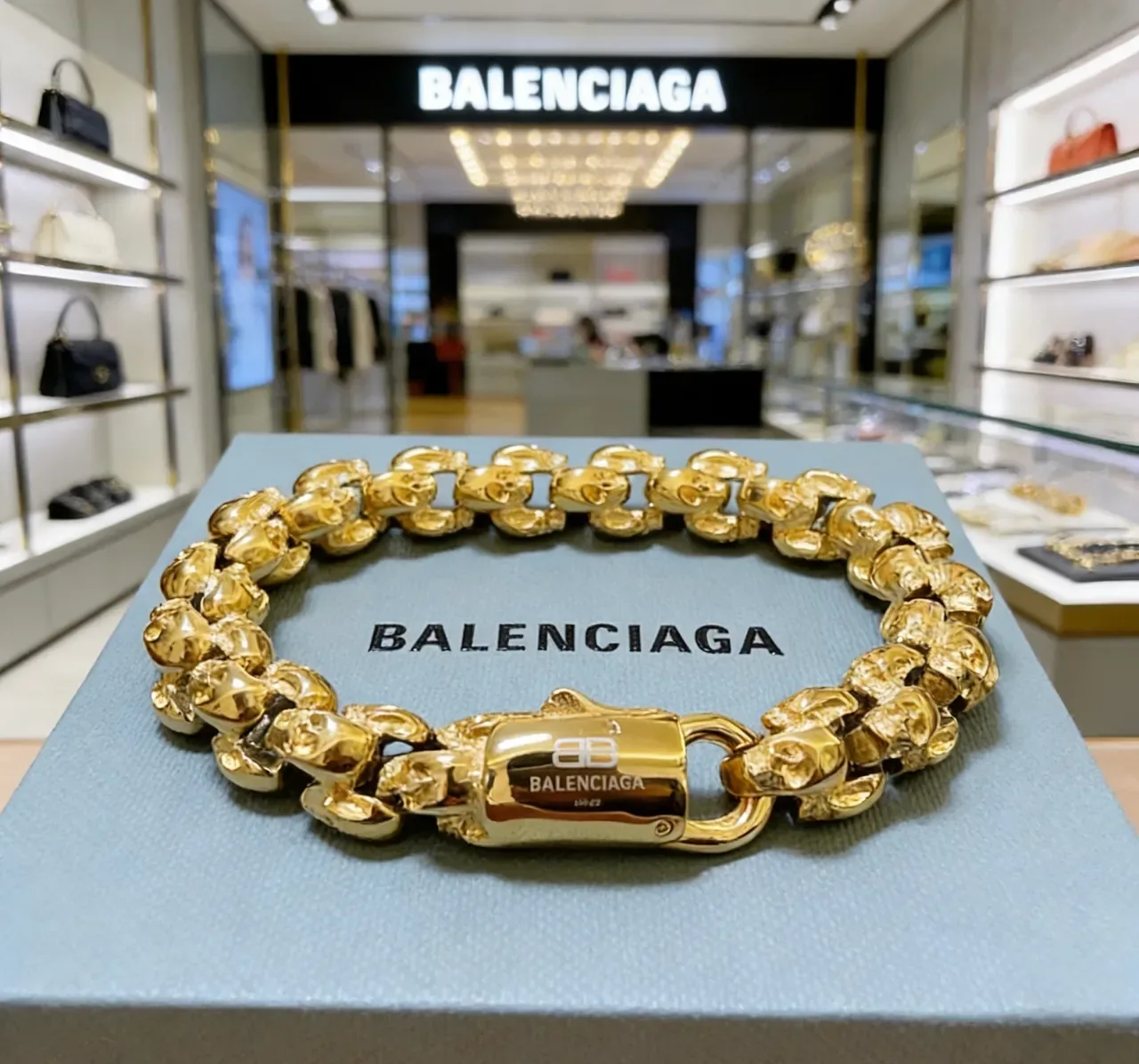 Balenciaga Pulsera Cadena de Calaveras Dorada con Enlaces de Calavera 2