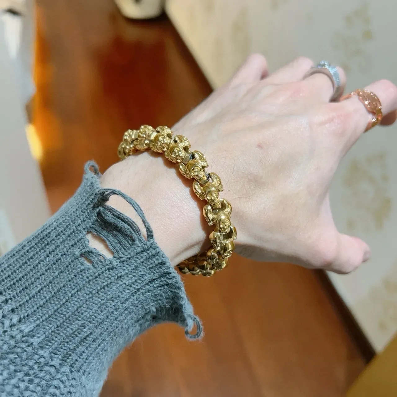 Balenciaga Pulsera Cadena de Calaveras Dorada con Enlaces de Calavera 4
