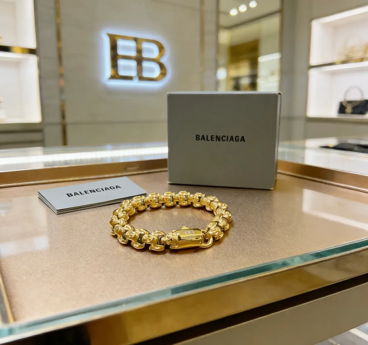 Balenciaga Pulsera Cadena de Calaveras Dorada con Enlaces de Calavera 5