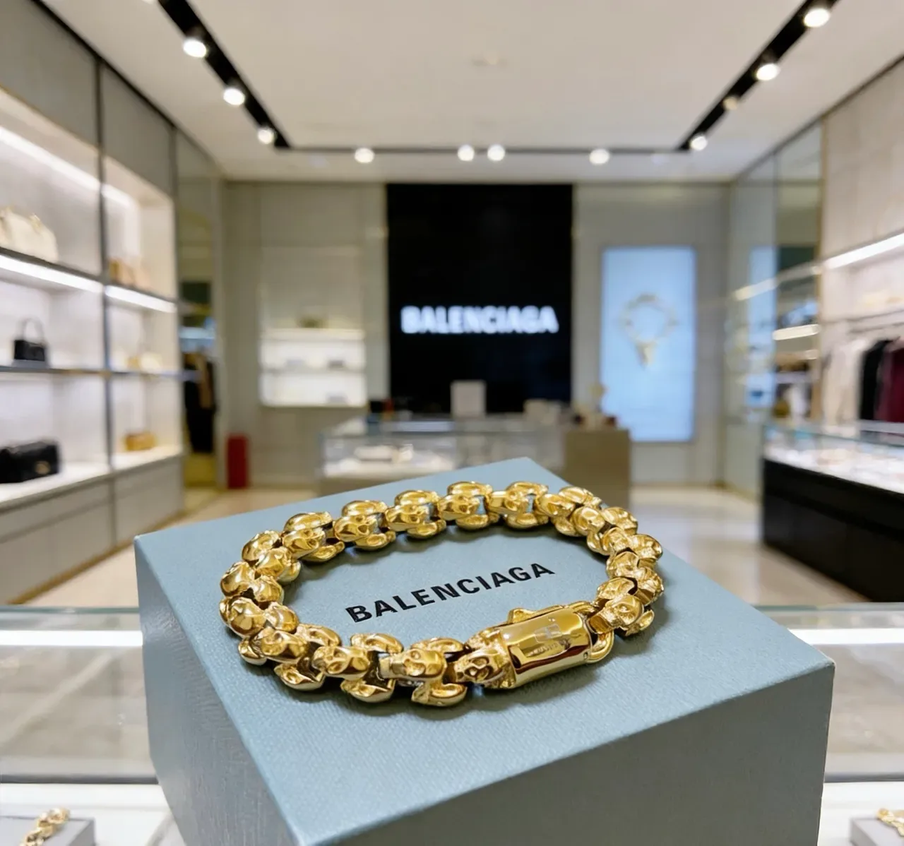 Balenciaga Pulsera Cadena de Calaveras Dorada con Enlaces de Calavera 6