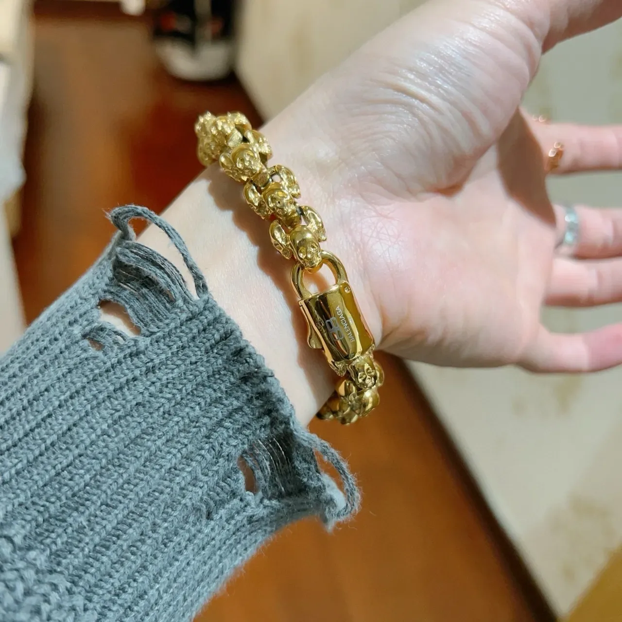 Balenciaga Pulsera Cadena de Calaveras Dorada con Enlaces de Calavera 7