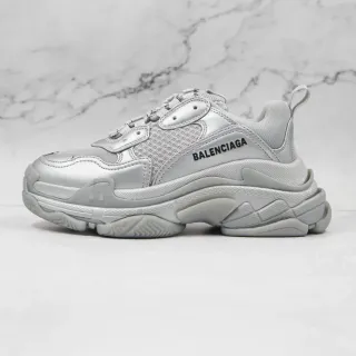 Balenciaga Triple S चाँदी चंक स्नीकर