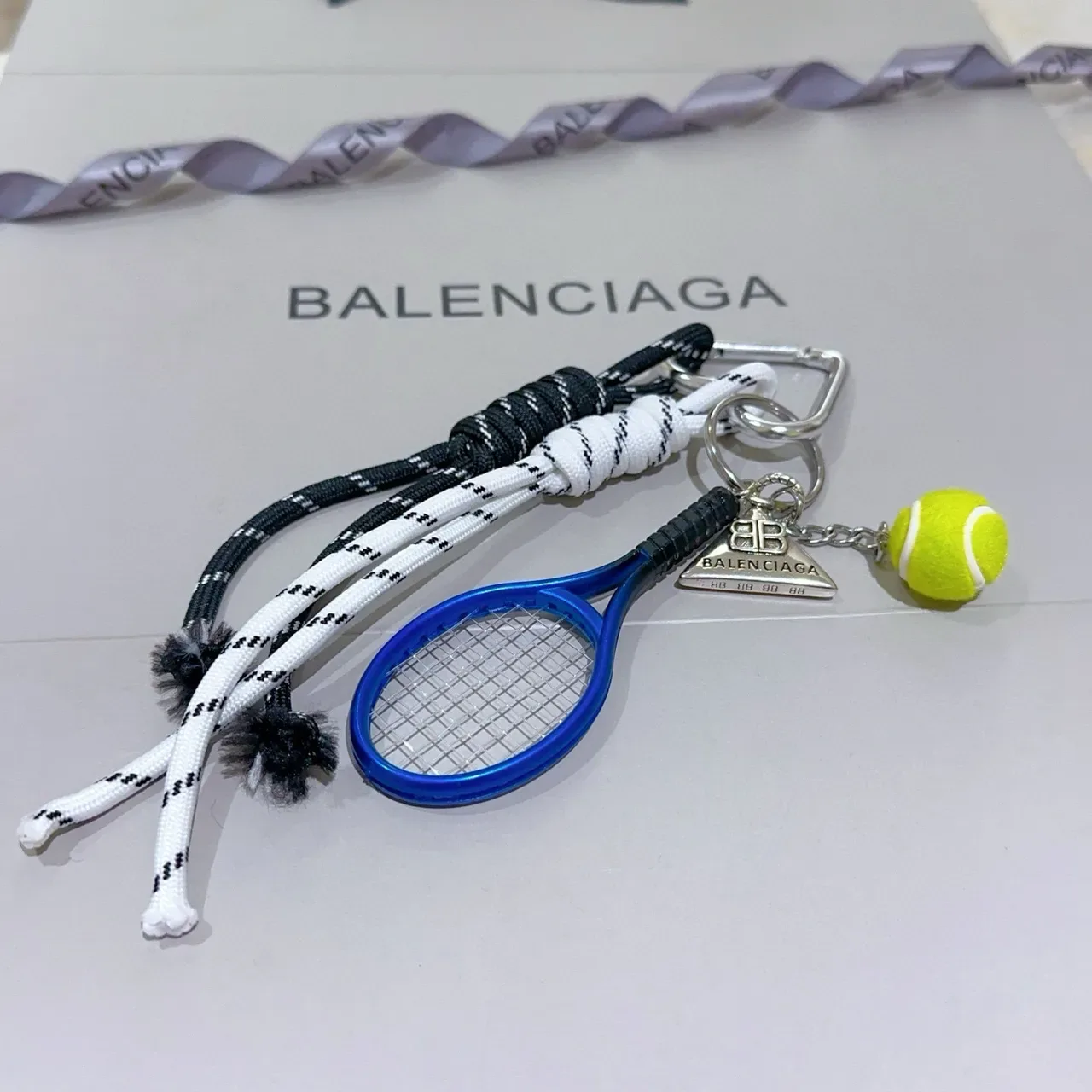 Balenciaga Breloque Raquette de Tennis Cordes Tressées Blanches et Bleues 2