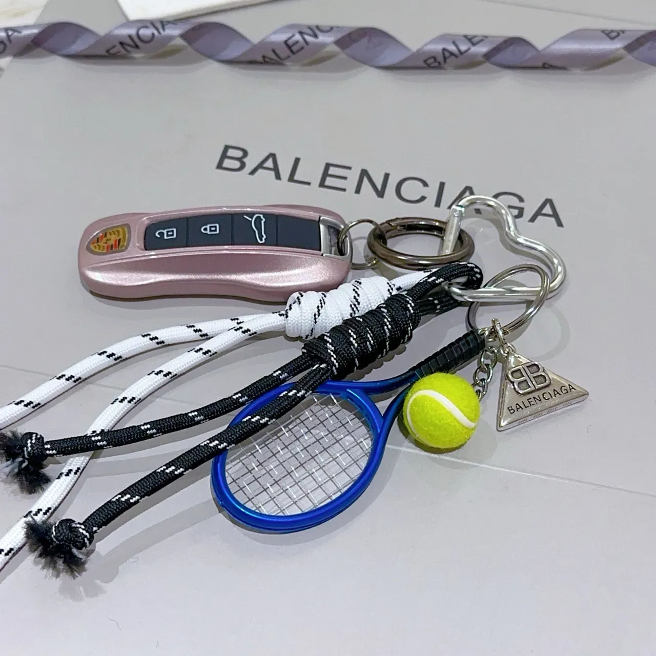 Balenciaga Breloque Raquette de Tennis Cordes Tressées Blanches et Bleues 3