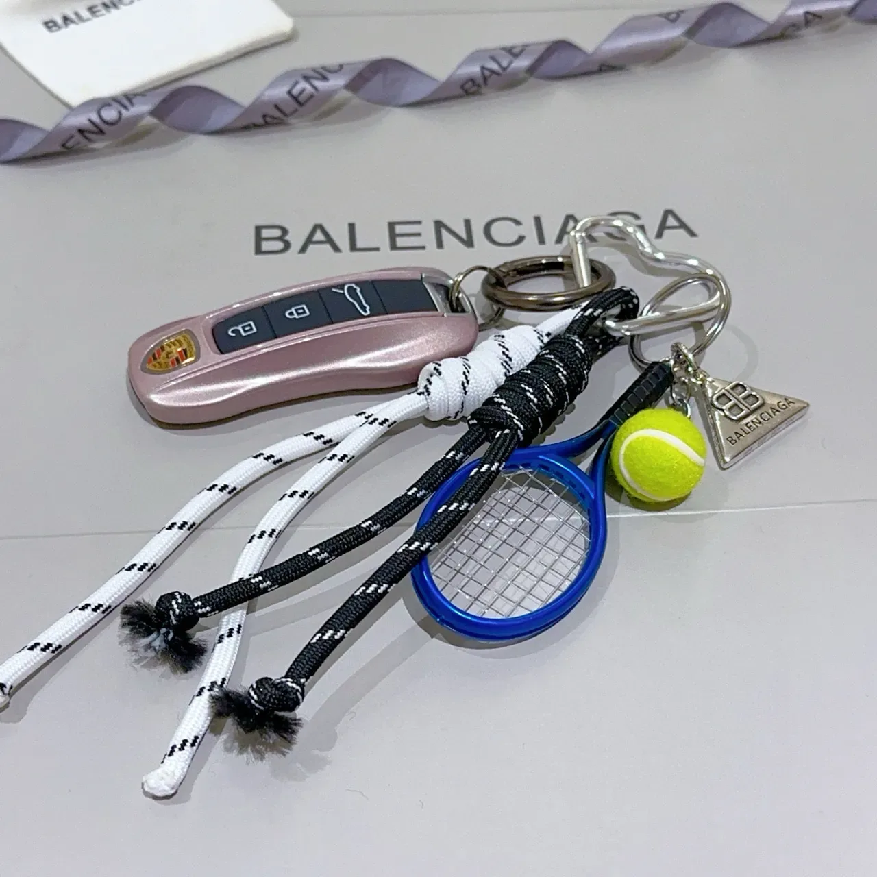 Balenciaga Breloque Raquette de Tennis Cordes Tressées Blanches et Bleues 4