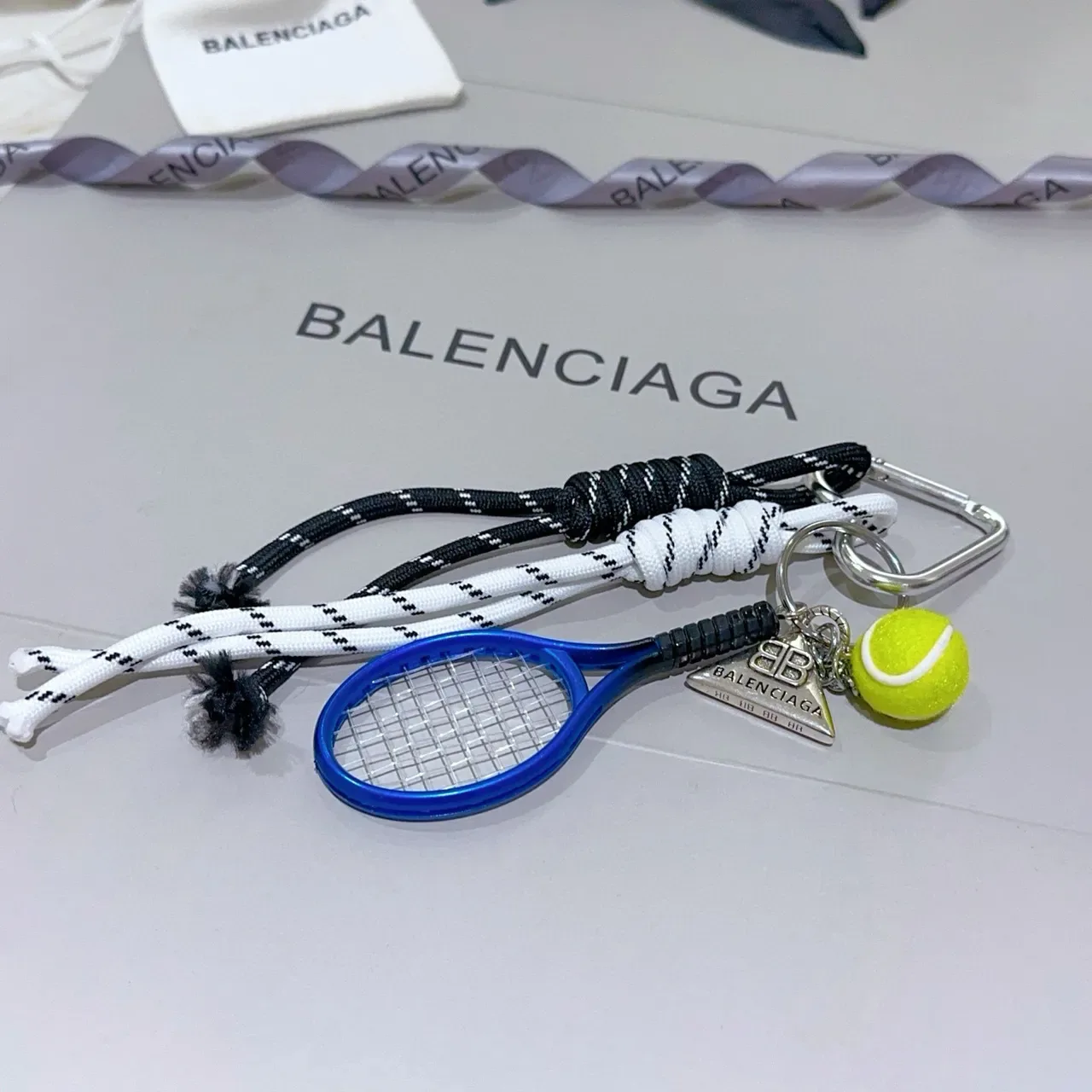 Balenciaga Breloque Raquette de Tennis Cordes Tressées Blanches et Bleues 5