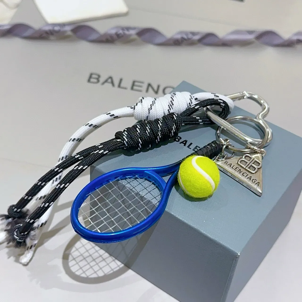Balenciaga Breloque Raquette de Tennis Cordes Tressées Blanches et Bleues 6