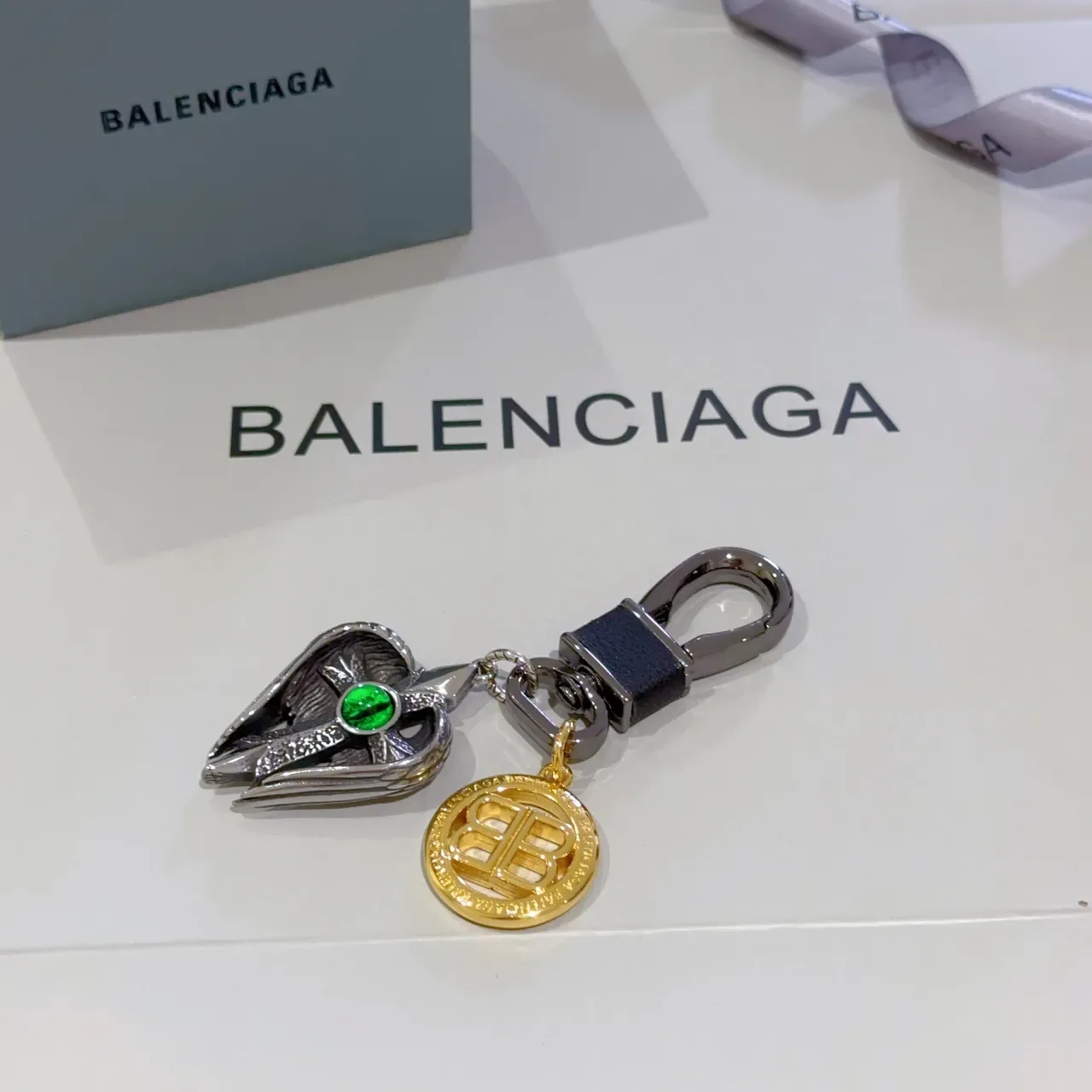 Pendentif Balenciaga Winged Cross Argent Or Cabochon Œil Vert 2