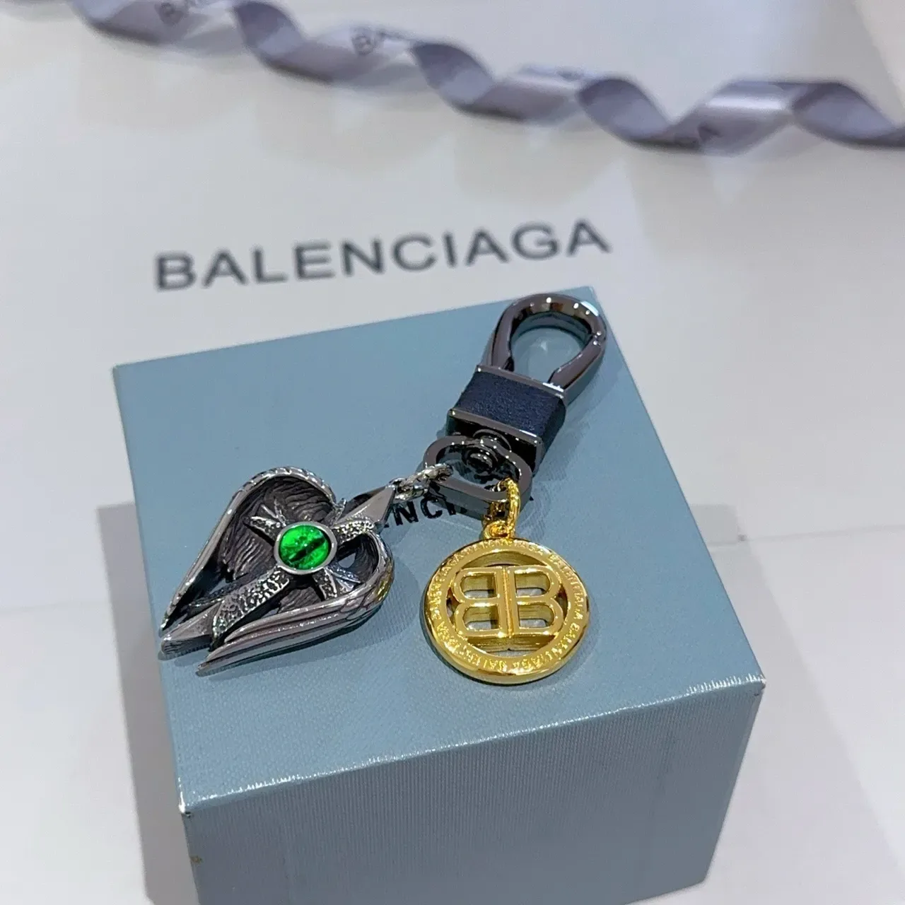 Pendentif Balenciaga Winged Cross Argent Or Cabochon Œil Vert 3