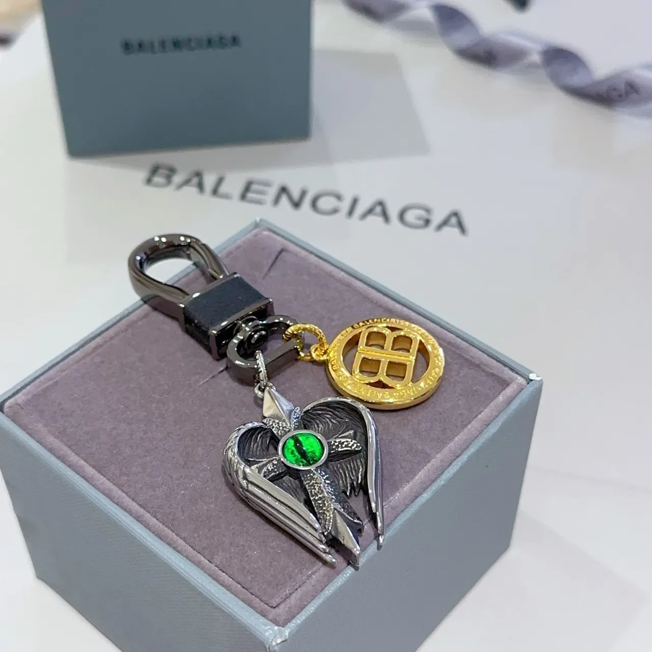 Pendentif Balenciaga Winged Cross Argent Or Cabochon Œil Vert 4